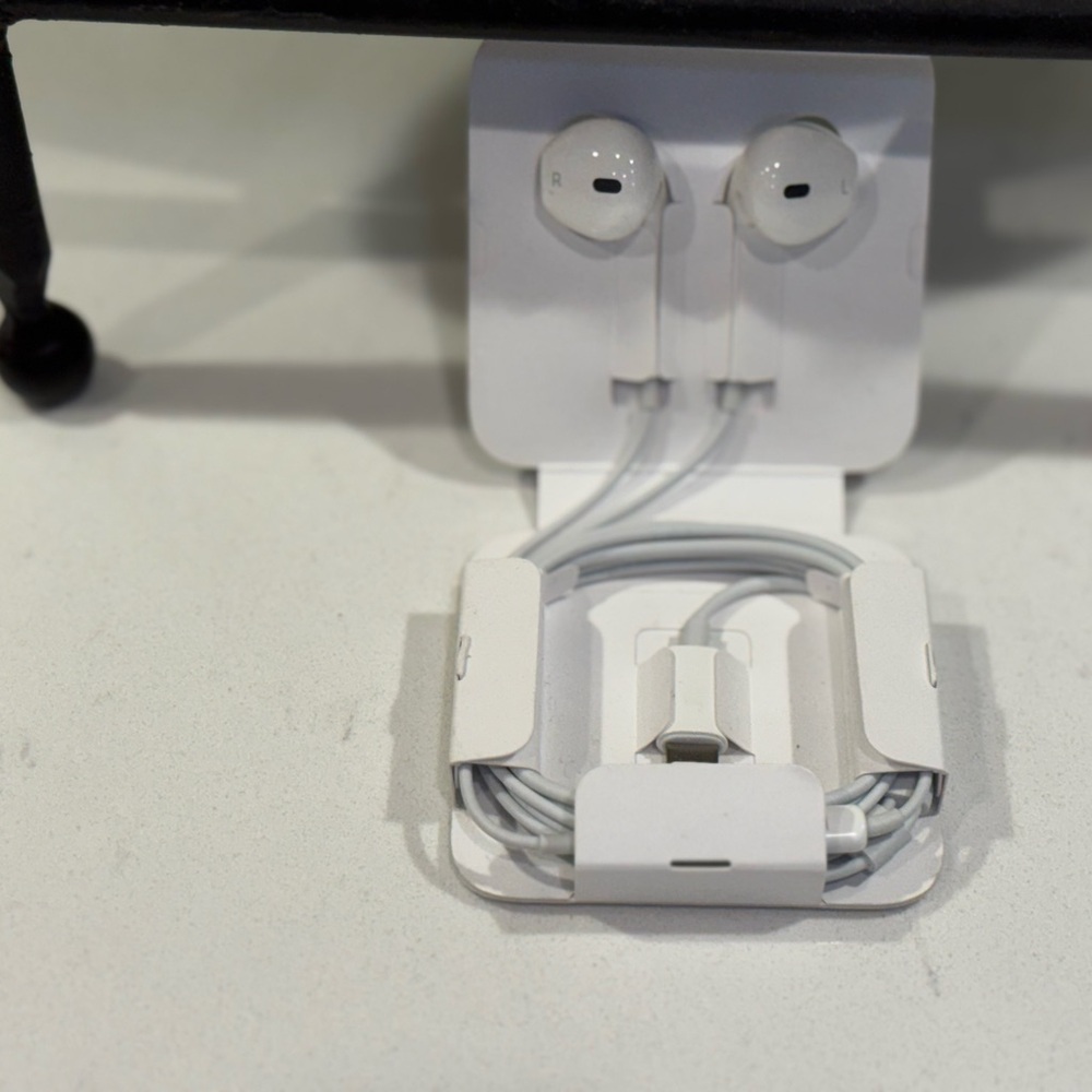 New Apple Wired Earbuds with Lightning Connector